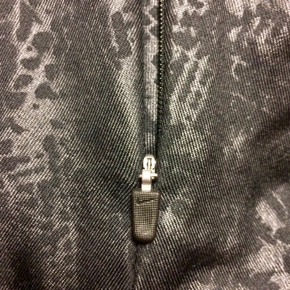 Nike Pro Hyperwarm Embossed Heights Vixen Top - Picture 3 of 7